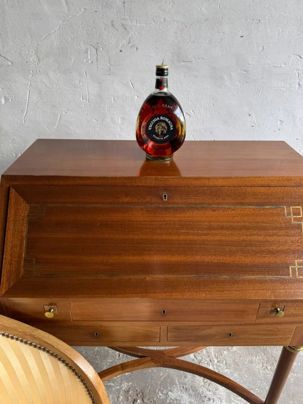 Bureau en bois antique DeCoene avec chaise rembourrée beige à rayures, ensemble classique orné de laiton