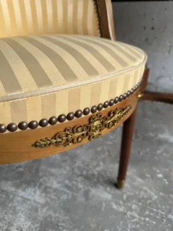 Bureau en bois antique DeCoene avec chaise rembourrée beige à rayures, ensemble classique orné de laiton