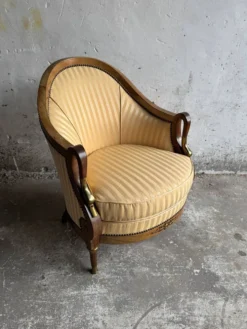 Bureau en bois antique DeCoene avec chaise rembourrée beige à rayures, ensemble classique orné de laiton