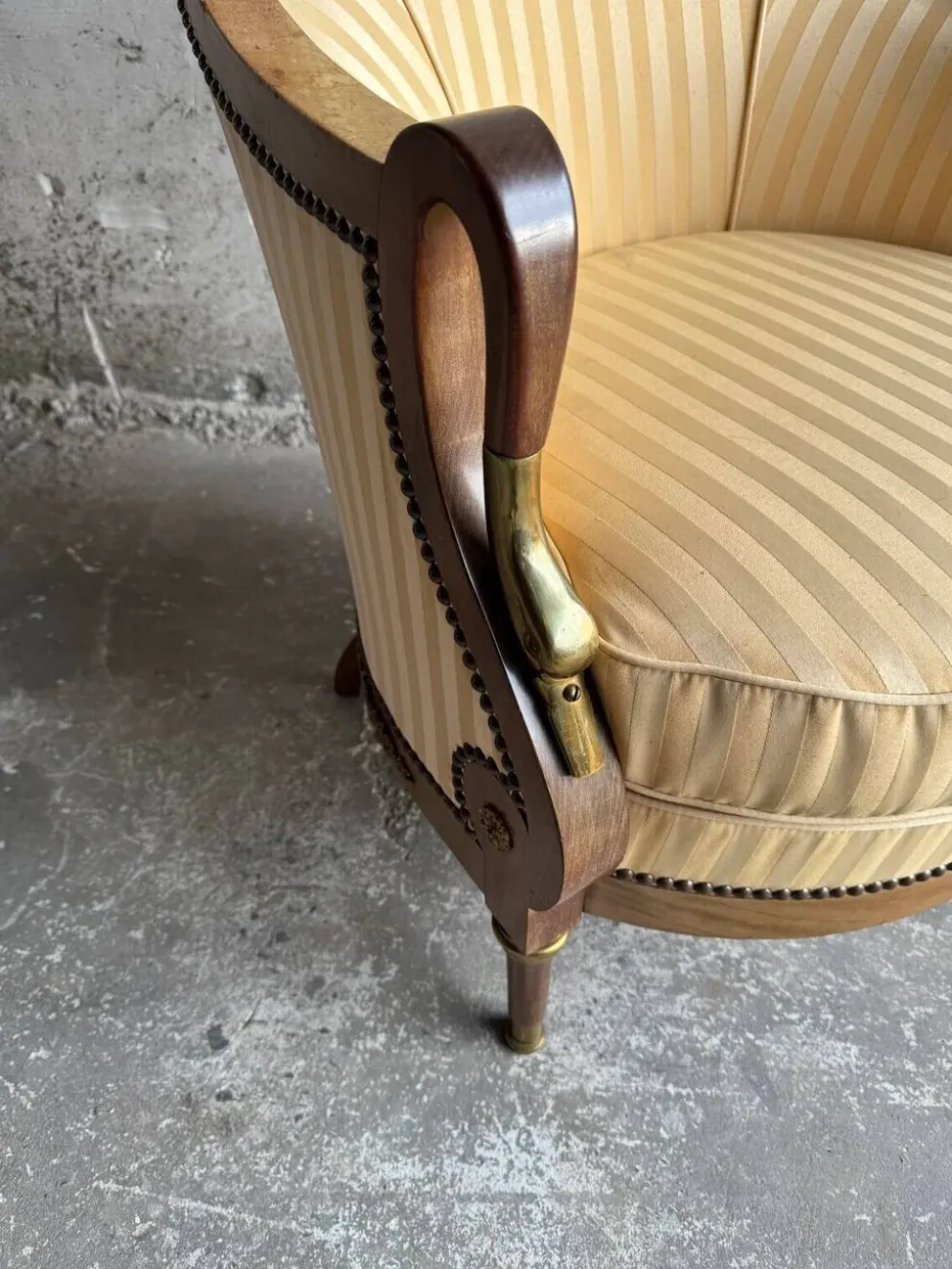 Bureau en bois antique DeCoene avec chaise rembourrée beige à rayures, ensemble classique orné de laiton