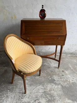 Bureau en bois antique DeCoene avec chaise rembourrée beige à rayures, ensemble classique orné de laiton