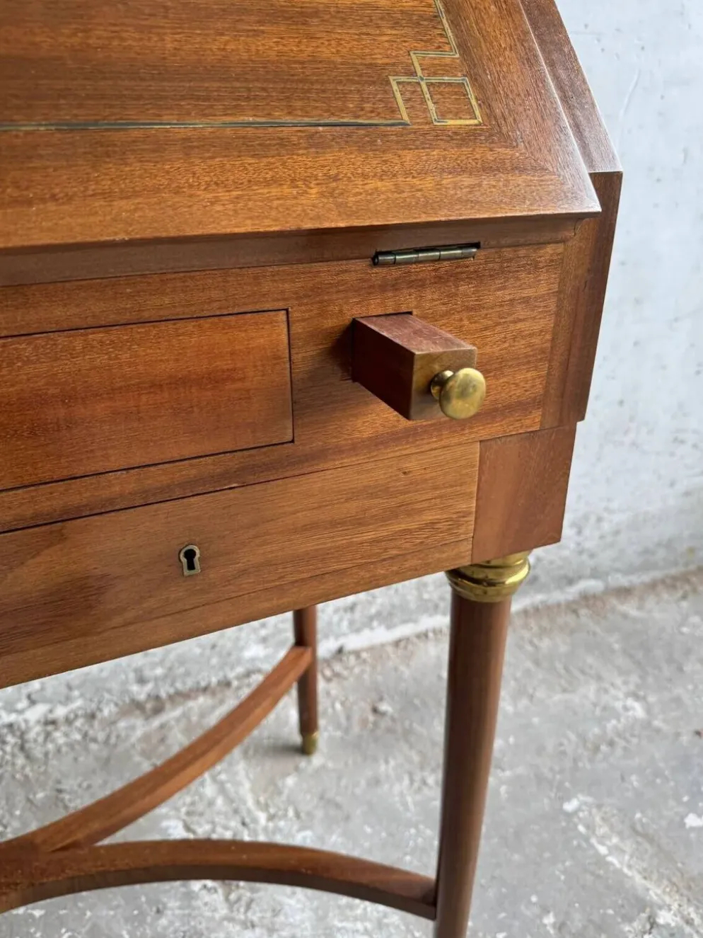 Bureau en bois antique DeCoene avec chaise rembourrée beige à rayures, ensemble classique orné de laiton