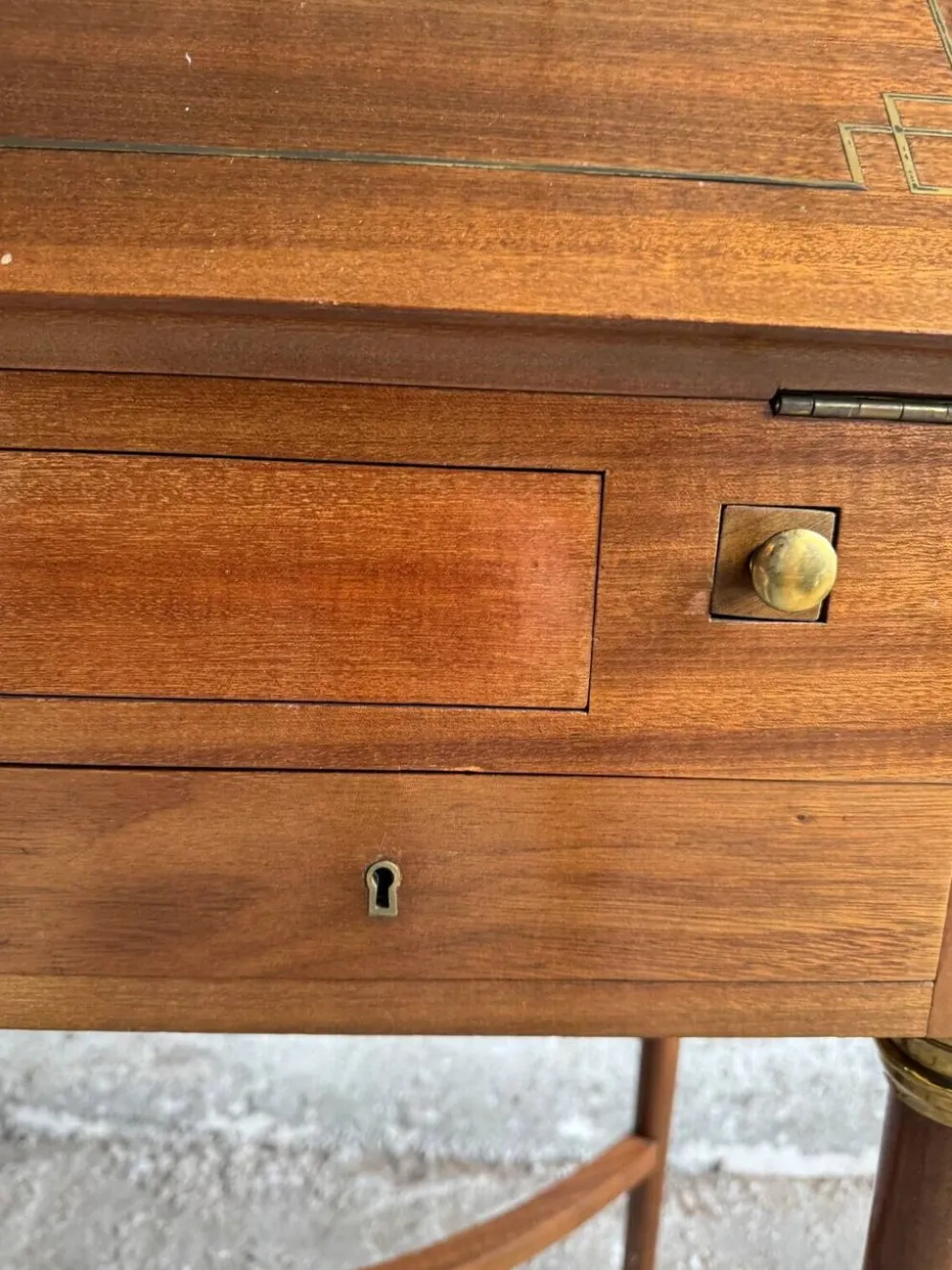 Bureau en bois antique DeCoene avec chaise rembourrée beige à rayures, ensemble classique orné de laiton