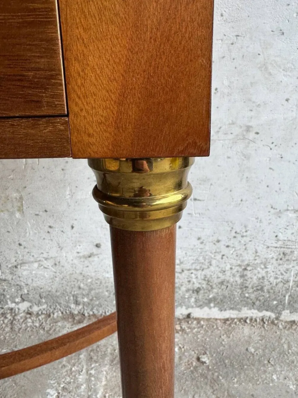 Bureau en bois antique DeCoene avec chaise rembourrée beige à rayures, ensemble classique orné de laiton