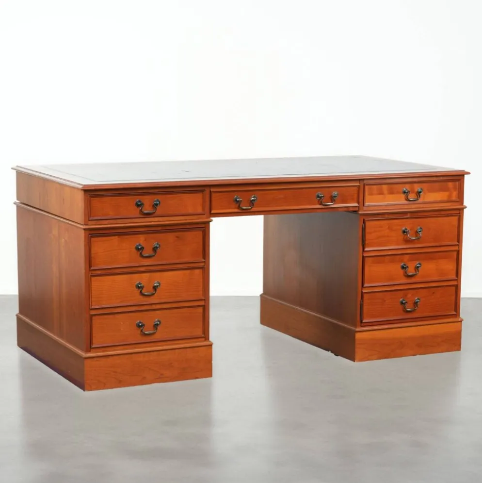 Bureau en bois classique de style anglais avec 4 tiroirs et un dessus en cuir bleu.