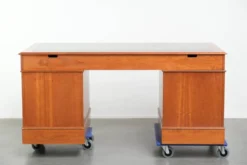 Bureau en bois classique de style anglais avec 4 tiroirs et un dessus en cuir bleu.