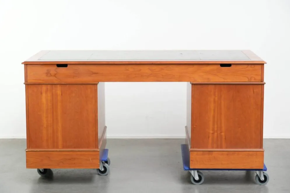 Bureau en bois classique de style anglais avec 4 tiroirs et un dessus en cuir bleu.