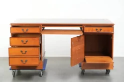 Bureau en bois classique de style anglais avec 4 tiroirs et un dessus en cuir bleu.