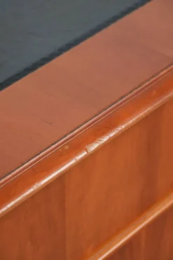 Bureau en bois classique de style anglais avec 4 tiroirs et un dessus en cuir bleu.