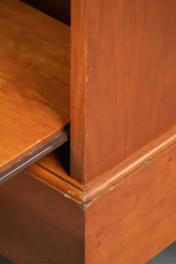 Bureau en bois classique de style anglais avec 4 tiroirs et un dessus en cuir bleu.