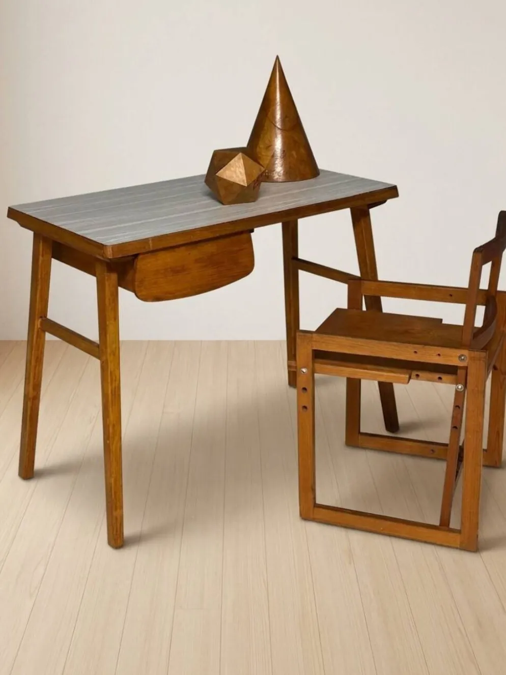 Bureau en bois du milieu du 20e siècle, 90 × 49 × 73 cm
