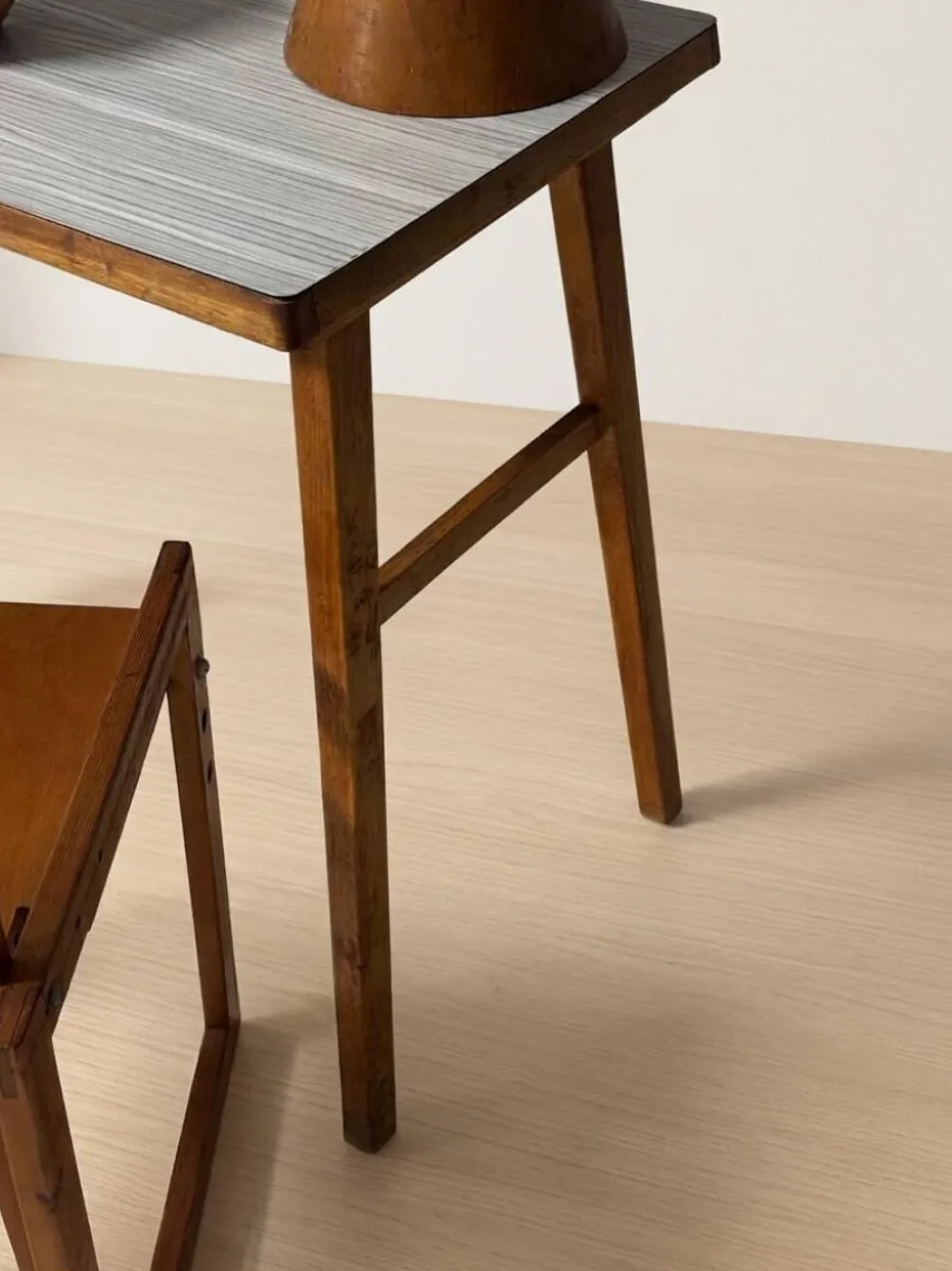 Bureau en bois du milieu du 20e siècle, 90 × 49 × 73 cm