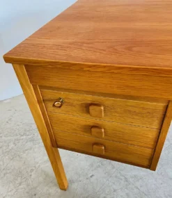 Bureau en chêne danois vintage rétro des années 60 par Domino Møbler.