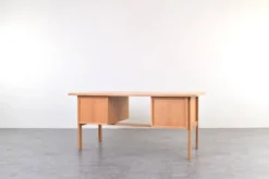 Bureau en chêne du milieu du siècle par Svend Åge Madsen pour Sigurd Hansen, années 1960.