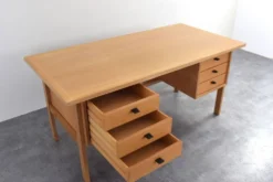 Bureau en chêne du milieu du siècle par Svend Åge Madsen pour Sigurd Hansen, années 1960.