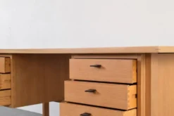 Bureau en chêne du milieu du siècle par Svend Åge Madsen pour Sigurd Hansen, années 1960.