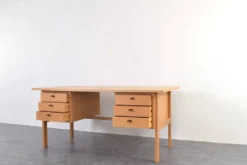Bureau en chêne du milieu du siècle par Svend Åge Madsen pour Sigurd Hansen, années 1960.