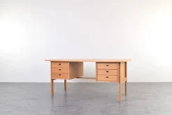 Bureau en chêne du milieu du siècle par Svend Åge Madsen pour Sigurd Hansen, années 1960.