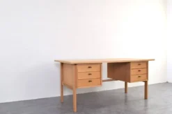 Bureau en chêne du milieu du siècle par Svend Åge Madsen pour Sigurd Hansen, années 1960.