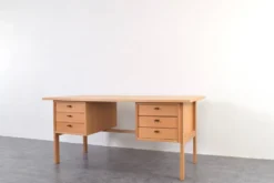 Bureau en chêne du milieu du siècle par Svend Åge Madsen pour Sigurd Hansen, années 1960.