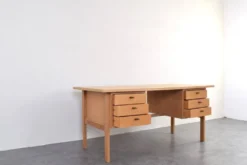 Bureau en chêne du milieu du siècle par Svend Åge Madsen pour Sigurd Hansen, années 1960.