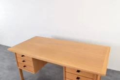 Bureau en chêne du milieu du siècle par Svend Åge Madsen pour Sigurd Hansen, années 1960.