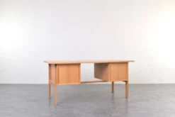 Bureau en chêne du milieu du siècle par Svend Åge Madsen pour Sigurd Hansen, années 1960.