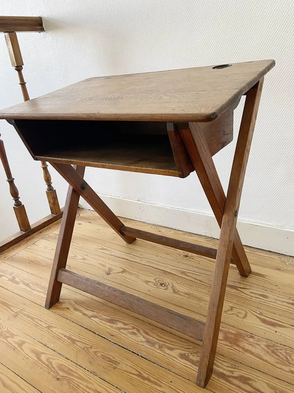 Bureau enfant ancien pliant années 50/60 – bois massif, plateau incliné