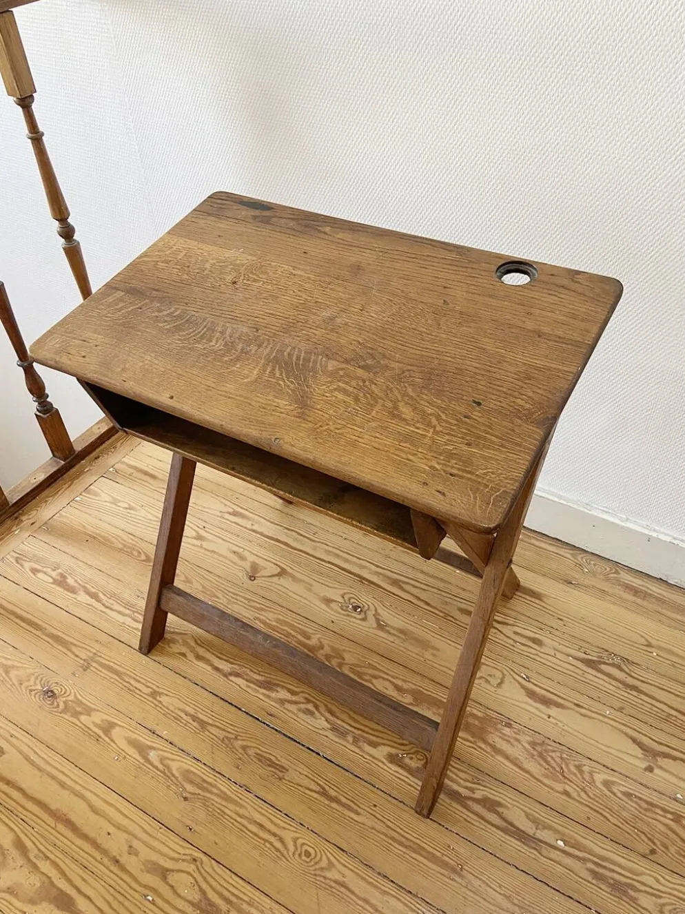 Bureau enfant ancien pliant années 50/60 – bois massif, plateau incliné