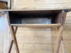Bureau enfant ancien pliant années 50/60 – bois massif, plateau incliné