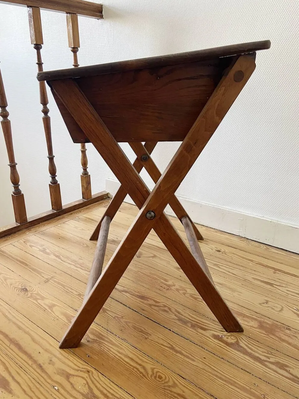 Bureau enfant ancien pliant années 50/60 – bois massif, plateau incliné