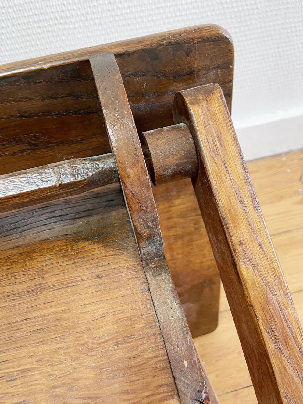 Bureau enfant ancien pliant années 50/60 – bois massif, plateau incliné