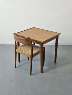 Bureau enfant ou table de jeu scandinave en teck années 70
