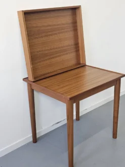 Bureau enfant ou table de jeu scandinave en teck années 70