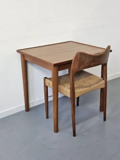 Bureau enfant ou table de jeu scandinave en teck années 70