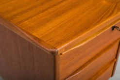 Bureau en forme de boomerang des années 60 en teck par Peter Løvig Nielsen, Danemark.