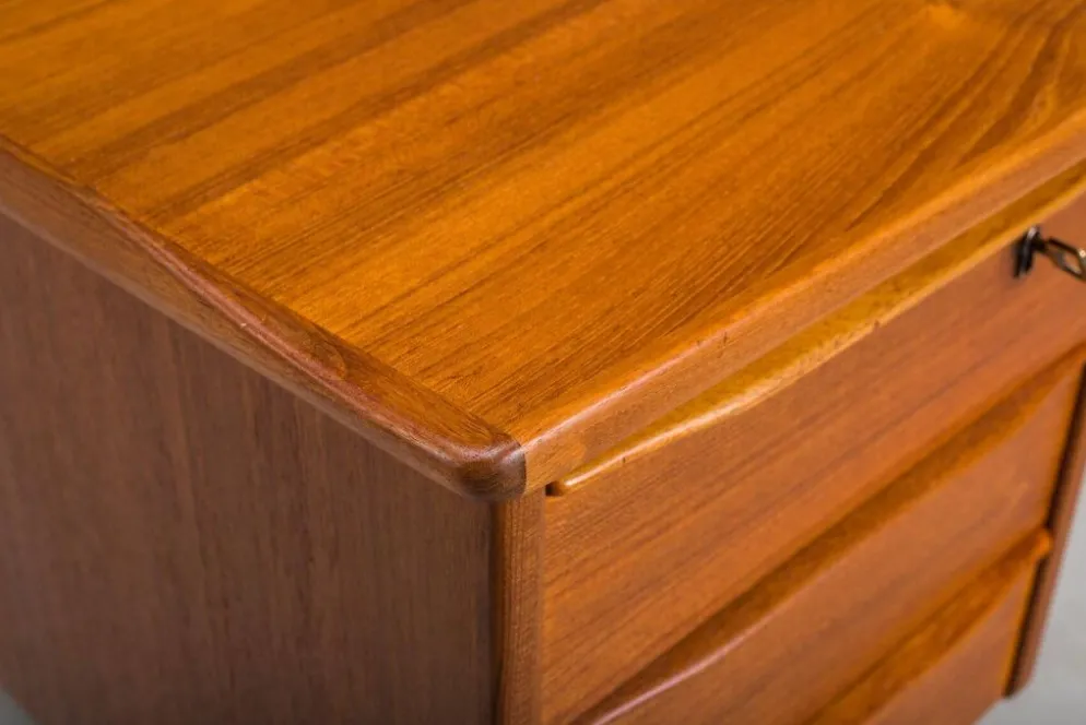 Bureau en forme de boomerang des années 60 en teck par Peter Løvig Nielsen, Danemark.