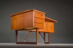Bureau en forme de boomerang des années 60 en teck par Peter Løvig Nielsen, Danemark.
