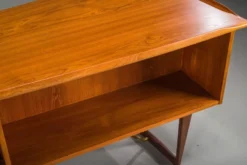 Bureau en forme de boomerang des années 60 en teck par Peter Løvig Nielsen, Danemark.