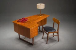 Bureau en forme de boomerang des années 60 en teck par Peter Løvig Nielsen, Danemark.