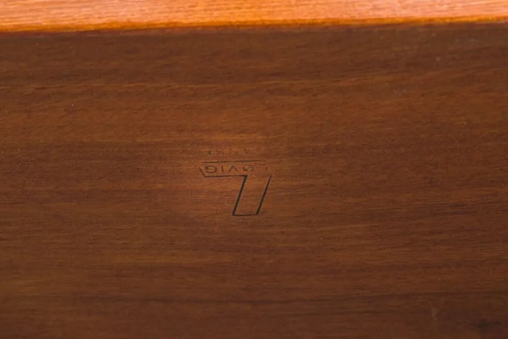 Bureau en forme de boomerang des années 60 en teck par Peter Løvig Nielsen, Danemark.