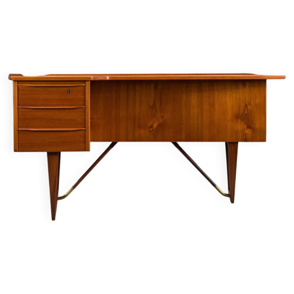 Bureau en forme de boomerang des années 60 en teck par Peter Løvig Nielsen, Danemark.
