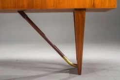 Bureau en forme de boomerang des années 60 en teck par Peter Løvig Nielsen, Danemark.