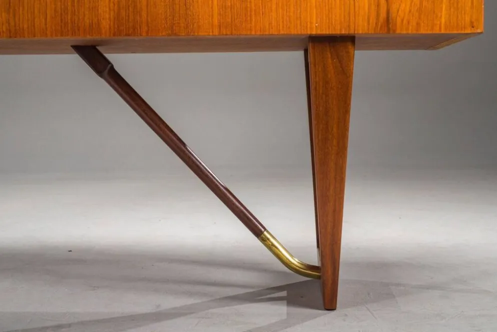 Bureau en forme de boomerang des années 60 en teck par Peter Løvig Nielsen, Danemark.
