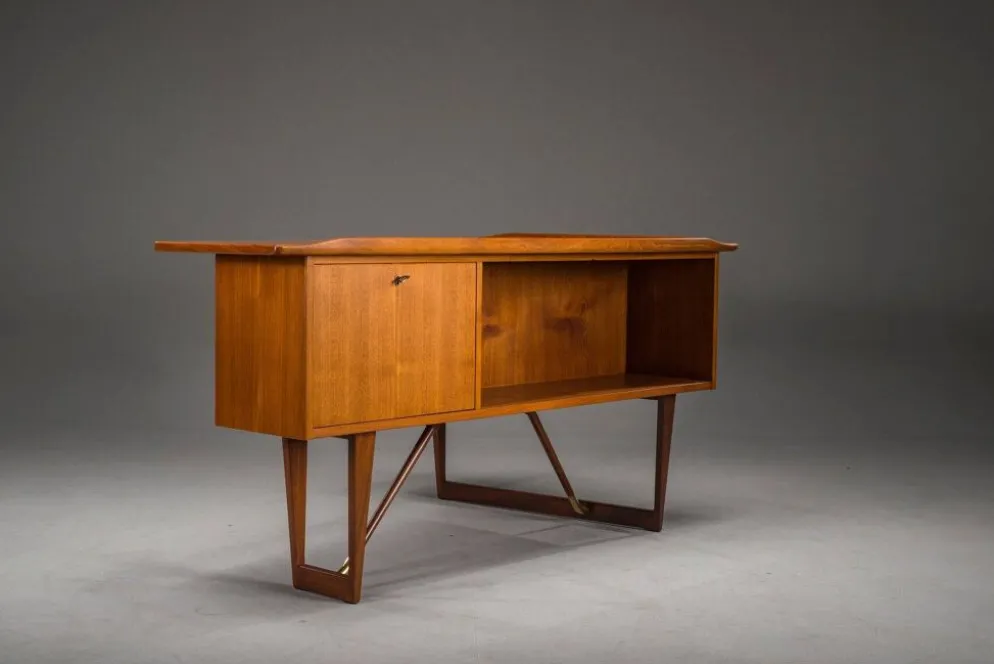 Bureau en forme de boomerang des années 60 en teck par Peter Løvig Nielsen, Danemark.
