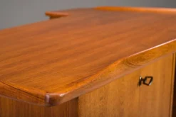 Bureau en forme de boomerang des années 60 en teck par Peter Løvig Nielsen, Danemark.