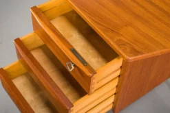 Bureau en forme de boomerang des années 60 en teck par Peter Løvig Nielsen, Danemark.