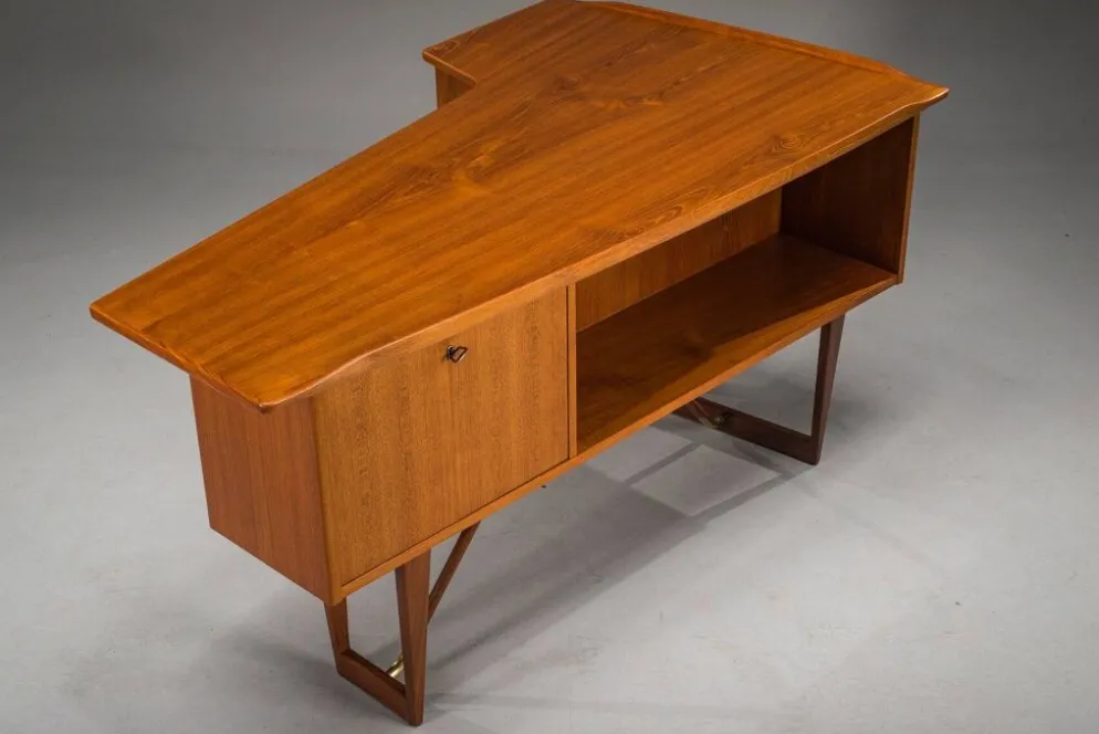 Bureau en forme de boomerang des années 60 en teck par Peter Løvig Nielsen, Danemark.