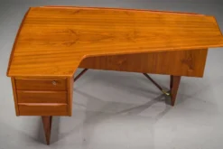 Bureau en forme de boomerang des années 60 en teck par Peter Løvig Nielsen, Danemark.