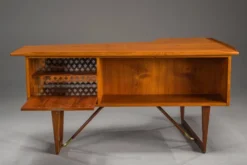 Bureau en forme de boomerang des années 60 en teck par Peter Løvig Nielsen, Danemark.